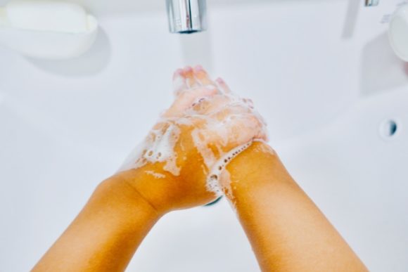 石鹸で手洗い